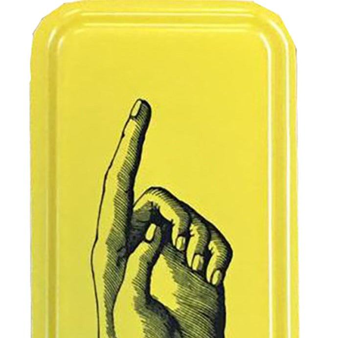 Geel dienblad met wijsvinger
