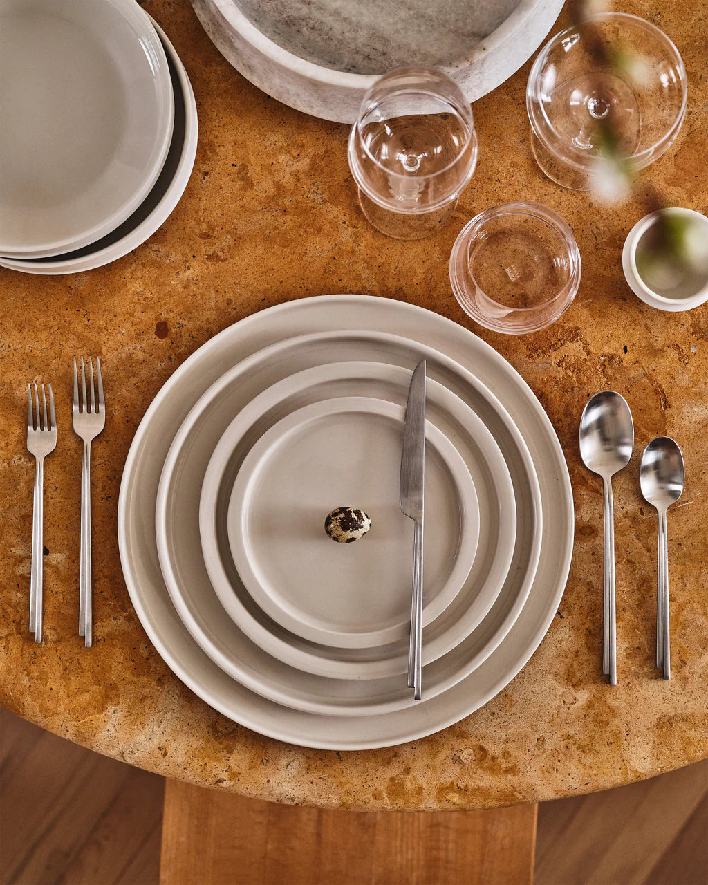 Dinner plate Dune (Alabaster)- Kelly Wearstler
