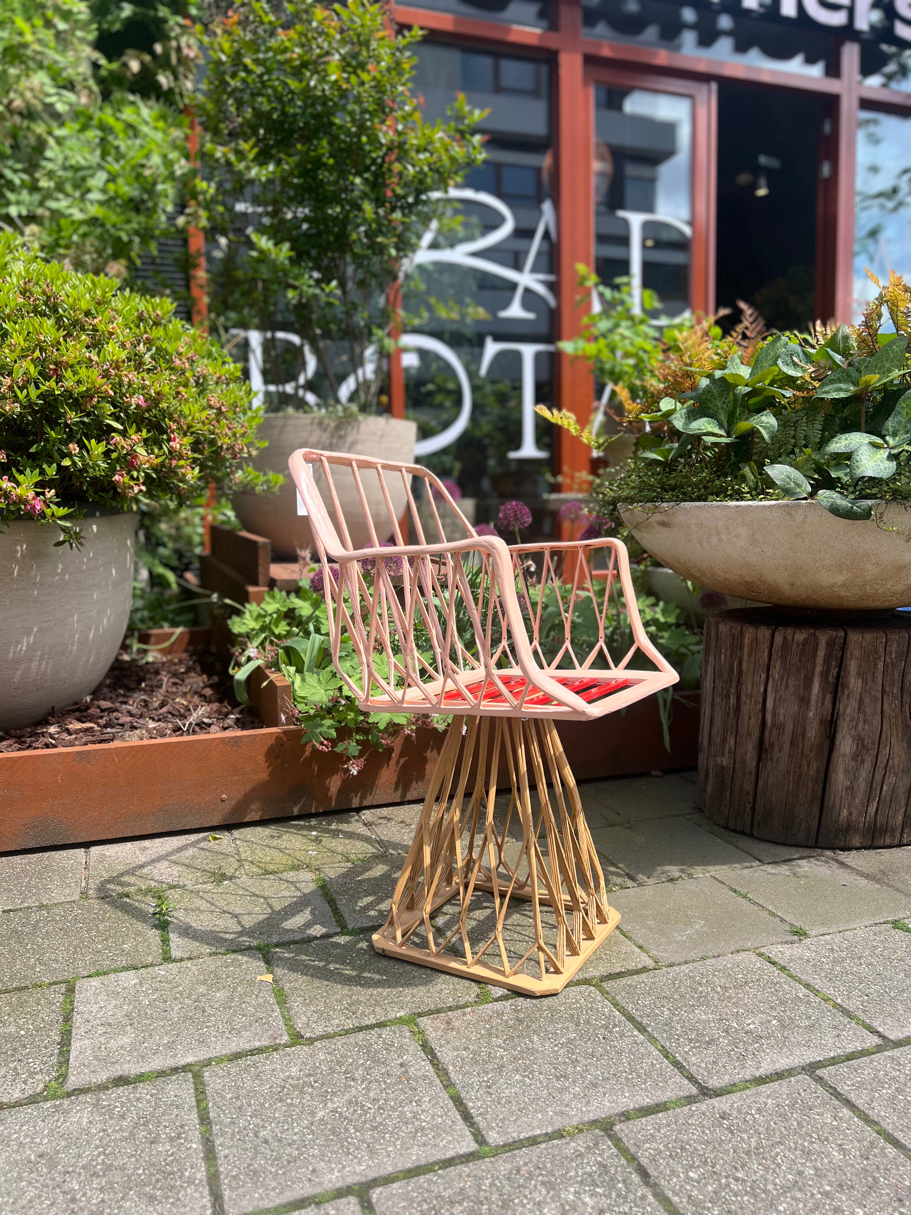 Bypass Chair with armrest (Flamingo)