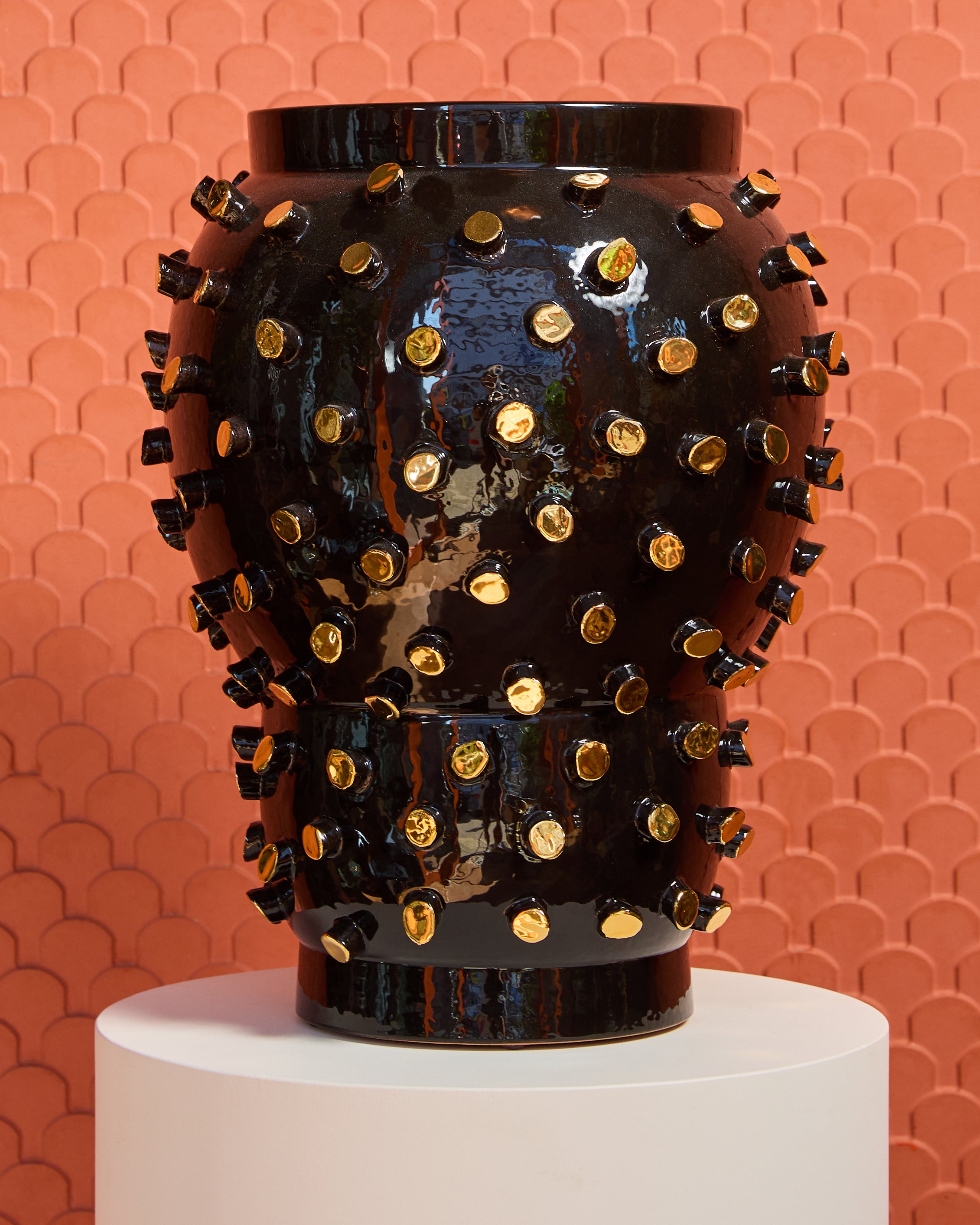 Large Vase With Golden Lipstick (Black)
