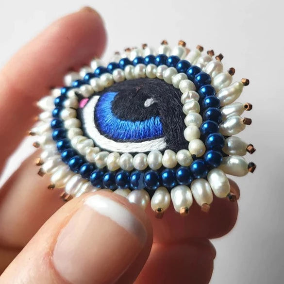 Broche oog blauw wit