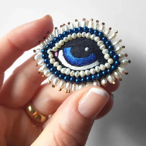 Broche oog blauw wit