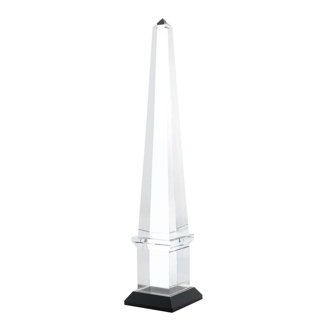 Kristallen obelisk op zwarte voet