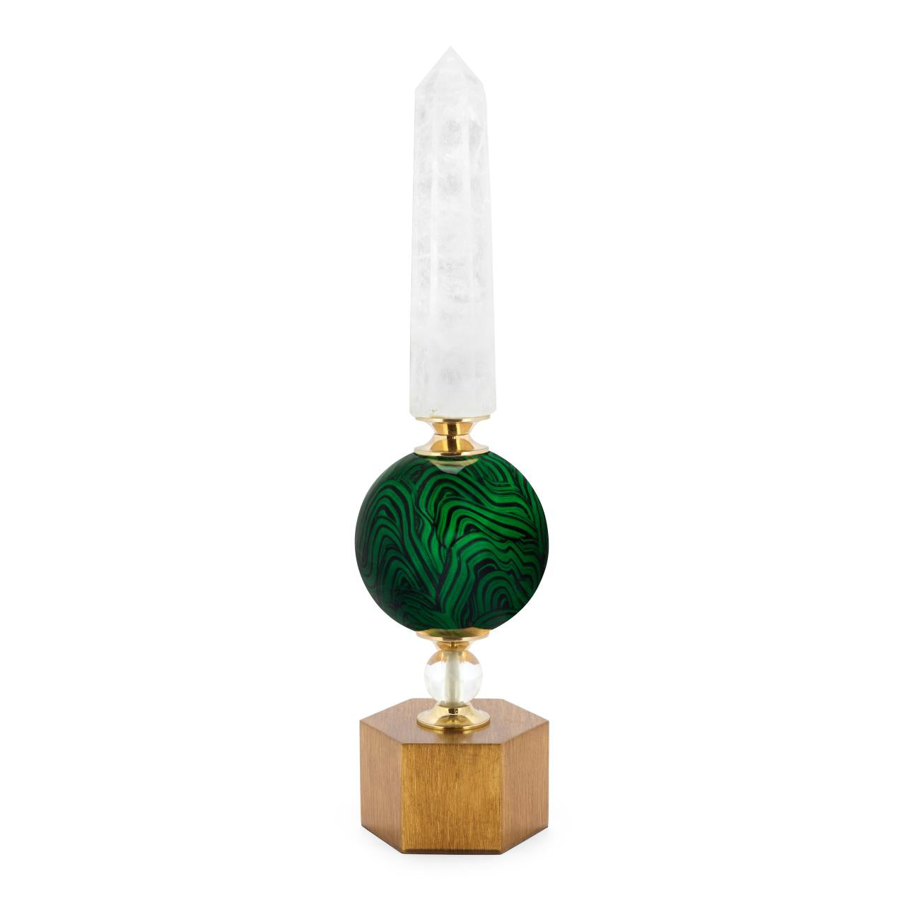Krizia obelisk op groene bal